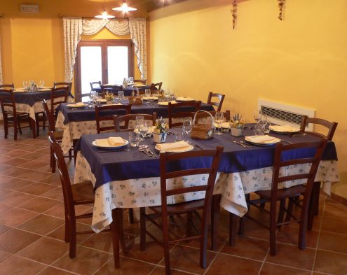 Arredo pub pizzerie ristoranti Prezzo fabbrica:6 Tavoli 80x80 24 Sedie nuovi e molti altri articoli a prezzo di fabbrica