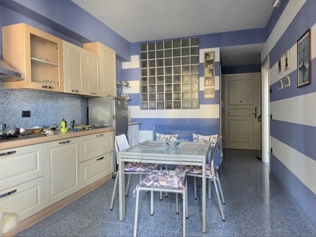MARINA DI MASSA, vicinissimo al mare, vendesi appartamento bilocale ristrutturato e arredato con giardino e ingresso indipendente: soggiorno con angol - Foto 2