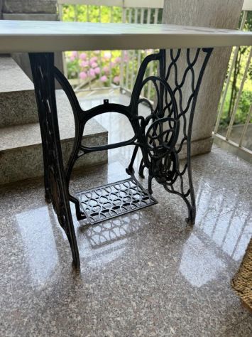 Vendo per arredo. Tavolo - Base Ghisa e Gres d'autore - ELEMENTI - Foto 3