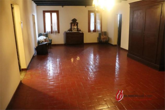 Rustico / Casale di 340 m² con più di 5 locali e box auto in vendita a Erbè - Foto 16