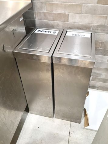 2 pattumiere inox coperchio "semprechiuso" usati