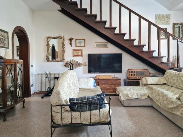 MARINA DI MASSA, periferia vicino al mare, proponiamo porzione di villa bifamiliare con giardino privato su tre lati. Si compone di soggiorno, ampia c - Foto 7