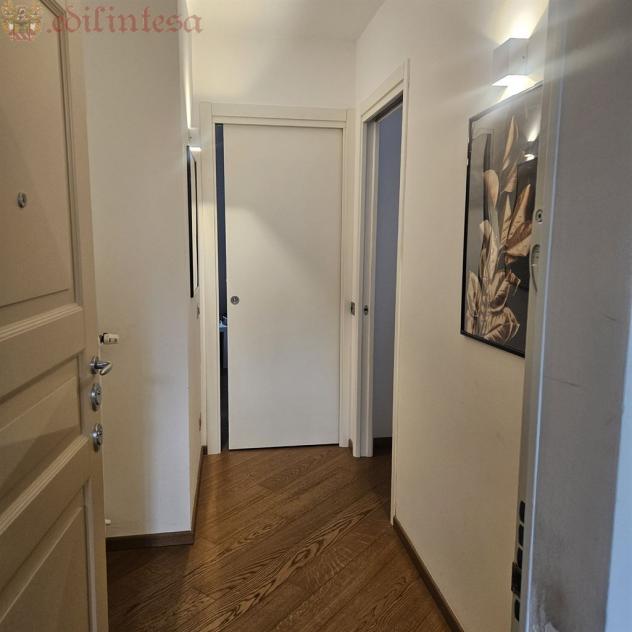 AFFITTO - TRILOCALE ELEGANTEMENTE ARREDATO IN CENTRO STORICO DI MONZA CON POSTO AUTO COPERTO - Foto 5