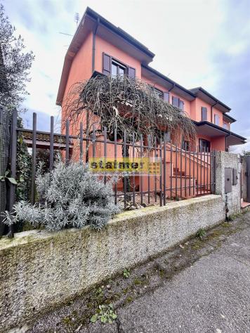 Villa a schiera di testa con impianto fotovoltaico