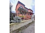 Villa a schiera di testa con impianto fotovoltaico