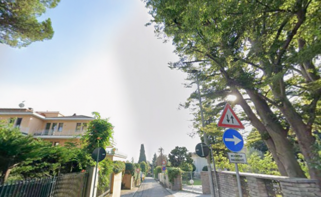 Stanza singola arredata con balcone a Varese