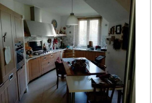 Immobile in asta di 243 m² con più di 5 locali e box auto in vendita a Foligno - Foto 2