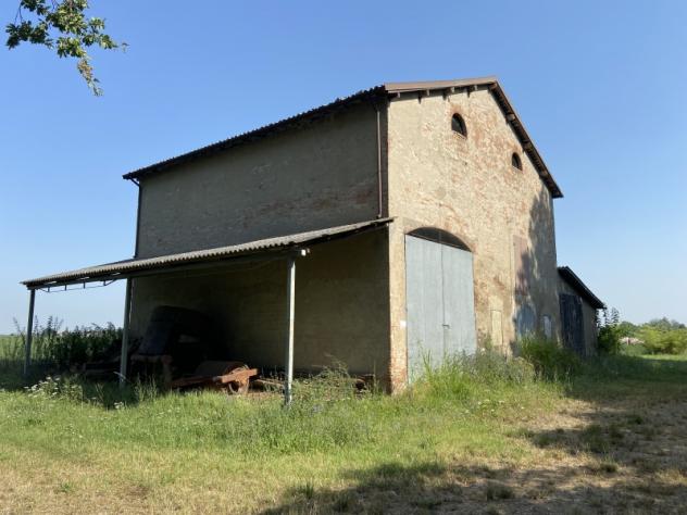 A648. CAMPOGALLIANO. Casale di campagna con basso servizio e giardino di più di 3.000 mq.