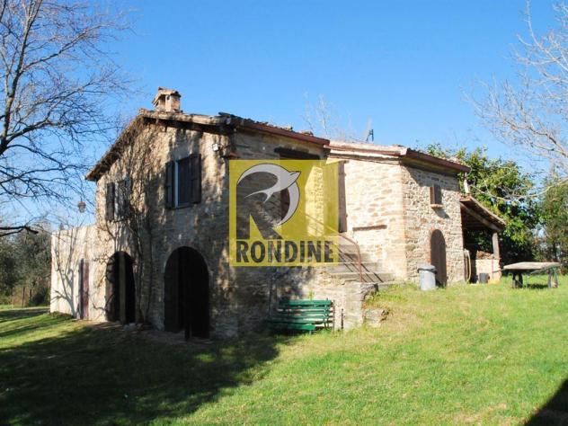2 fabbricati indipendenti circondati da giardino di 3.960 mq. con piscina