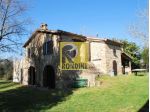 2 fabbricati indipendenti circondati da giardino di 3.960 mq. con piscina