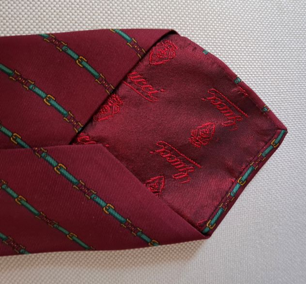 Gucci cravatta amaranto con righina verde con disegno in seta - Foto 3