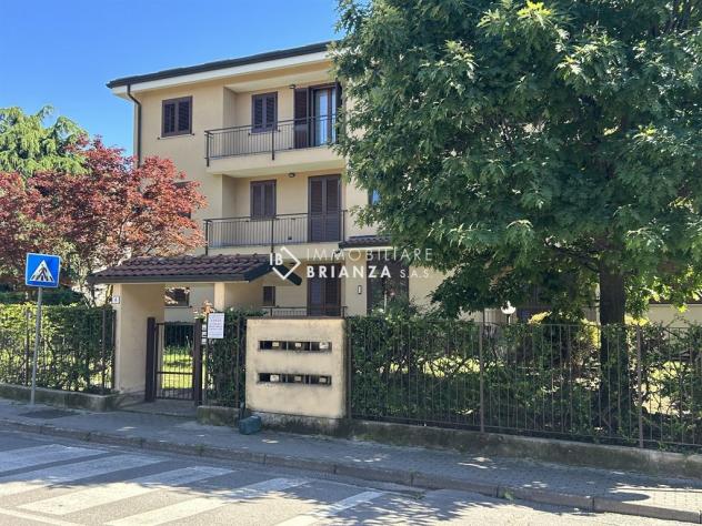 BESANA IN BRIANZA: IN VENDITA TRE LOCALI DOPPI SERVIZI