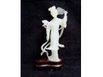 ANTICA SCULTURA GEISHA IN AUTENTICA GIADA CHIARA CON BASE LEGNO, CINA 1950 CIRCA