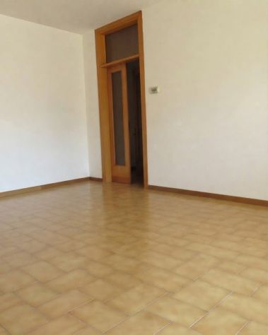 4126 Tricamere biservizi non arredato zona ospedale
