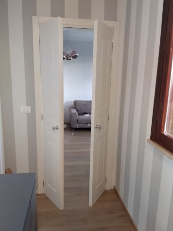 PORTE BIANCHE LACCATE CON CASSA E COPRIFILI IN LEGNO - Foto 8
