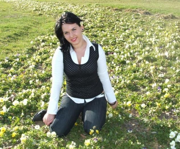 Donna di Castiglione del Lago, 29 anni. Fisico Normale Tel: