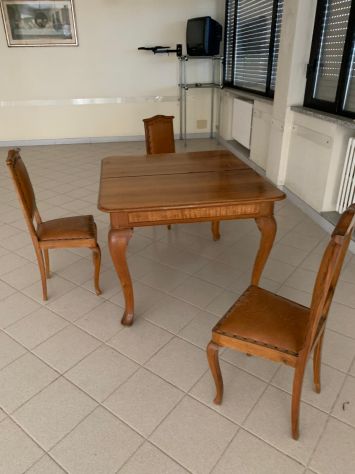 Tavolo d'epoca quadrato allungabile con 3 sedie in pelle - Verbania