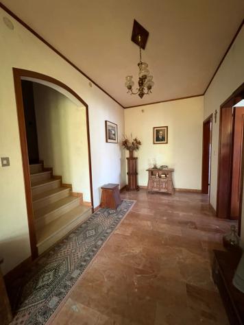Vendesi Casa singola a Fossò circa a 500 m dal centro.
Al piano terra presenta un ingresso, un bagno, lavanderia/CT, garage, ripostiglio, cantina.
A - Foto 3