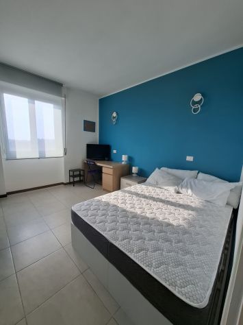 CAMERA SINGOLA CON LETTO MATRIMONIALE IN TRILOCALE RISTRUTTURATO - Foto 8