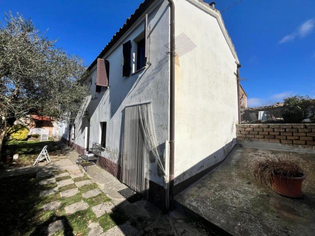Nel Villaggio di Montebuono, a soli 10 km dalle Terme di Sorano e a 18 km da Pitigliano,
vendiamo un casale di circa 150 mq su due piani composto: Pi - Foto 4