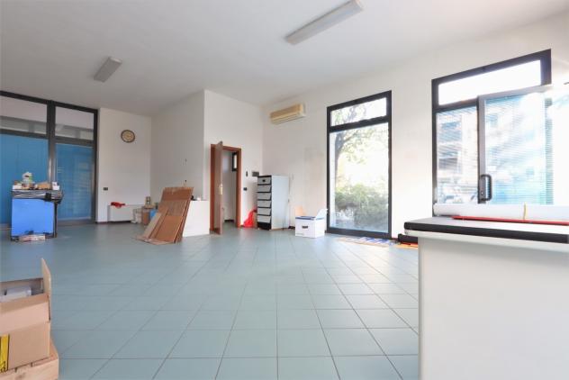 Locale commerciale in vendita a Longare
