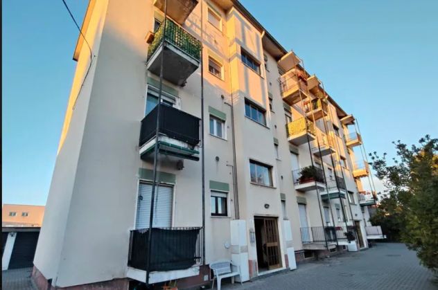 ASTA OCCASIONE :Lissone (MB), via Ticino, trilocale con cantina