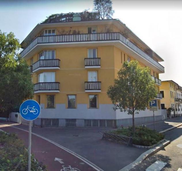 UFFICIO di 3 vani e di 366 mq (MILANO) rif. M91