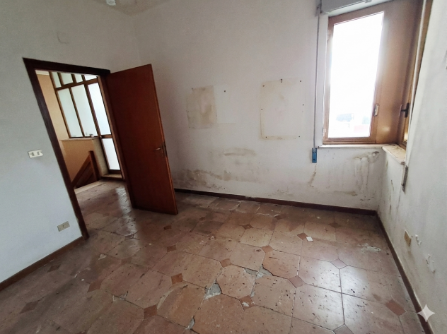 FANUSA:VILLA QUADRIVANI+DOPPI SERVIZI SU DUE LIVELLI A POCHI PASSI DAL MARE - Foto 5