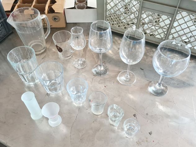 bicchieri e calici per vino e liquori usati