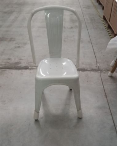 La sedia Industry Bianco, stile industriale e design minimale, è versatile e si