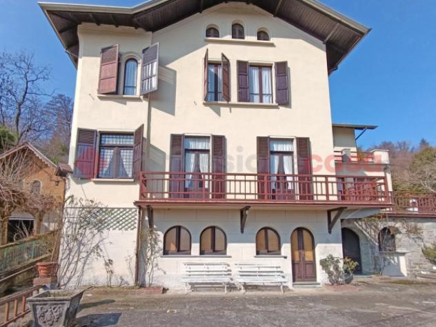 Villa di 450 m² con più di 5 locali e box auto doppio in vendita a Nebbiuno