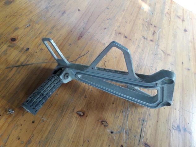 Staffa con pedalina passeggero lato destro per Honda Dominator 650