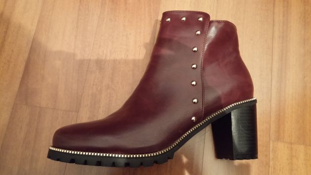 STIVALETTI ANKLE BOOTS BORDEAUX CON BORCHIE - Foto 5