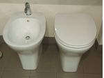 SANITARI TERZA ETA' FILO MURO H.47 A TERRA WC+SEDILE +BIDET BIANCHI