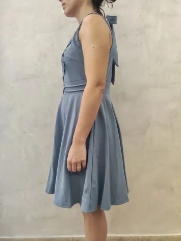 Abito elegante azzurro polvere con inserto in pizzo e scollatura sul retro - Foto 3