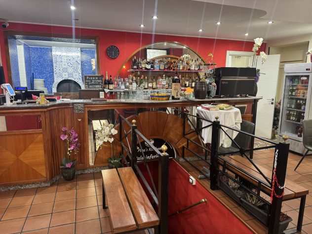 VENDESI BAR RISTORANTE PIZZERIA IN SAN SALVARIO SU 2 LIVELLI PER CENE MUSICALE