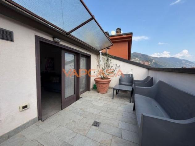 PARATICO – ULTIMO PIANO CON TERRAZZINO, PISCINA E SCORCIO LAGO - Foto 7