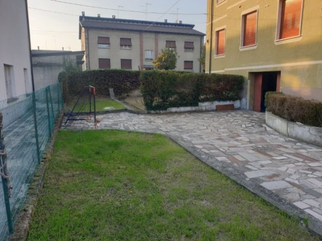 CASA INDIPENDENTE CON DUE APPARTAMENTI ED AREA DI PROPRIETA' - Foto 2