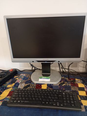 Computer fisso con schermo tastiera e mouse