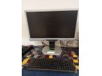 Computer fisso con schermo tastiera e mouse