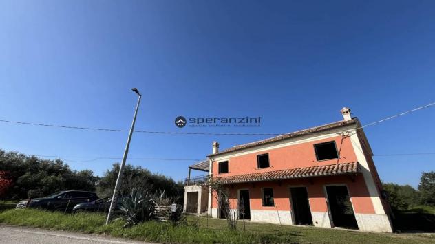 Cartoceto non lontano dal piccolo borgo medievale, in posizione elevata, dominante sull'intera vallata, facilmente raggiungibile dalle principali vie - Foto 9