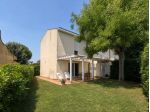 Villa angolare ristrutturata con giardino a Marina Velca
