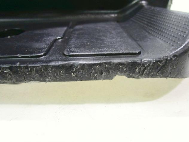 CARENATURA POGGIAPIEDI POSTERIORE SINISTRA SUZUKI BURGMAN UH 200 2006 - 2012 4812303H00Y0J REAR RIGHT FOOTREST ATTACCO DANNEGGIATO CON GRAFFI - Foto 3