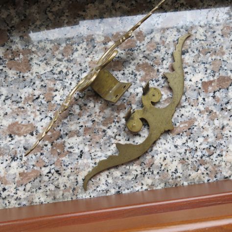 2 VECCHIE MANIGLIE UGUALI IN OTTONE CON ATTACCHI DIVERSI - - Foto 4