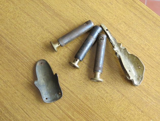 DUE GAMBE O PROTEGGI GAMBE E TRE PIEDINI PER MOBILI VARI - - Foto 4