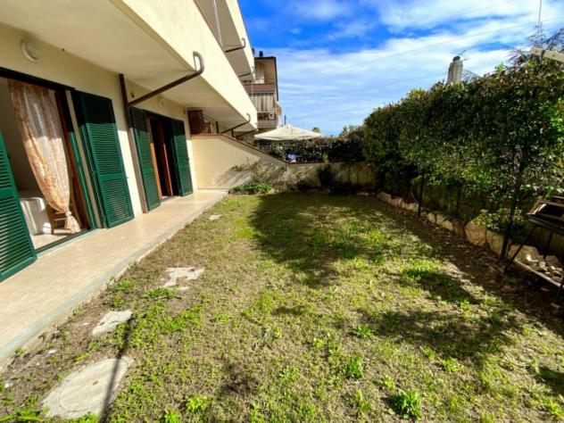 BIVIO DI RAVI APPARTAMENTO CON INGRESSO INDIPENDENTE AL PIANO TERRENO E AMPIO GIARDINO