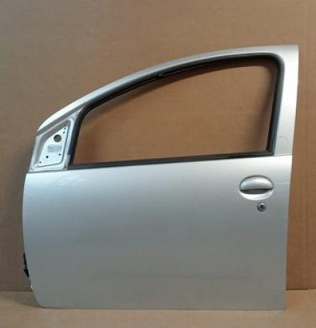 PORTA ANT.S. ARGENTO C/ALZ. E SERR.  Carrozzeria  Lamierati esterni  Porte  Porta ant. sx. CITROEN - C1 - 01-06-2005 - 01-06-2014, PEUGEOT - 107 - 01-