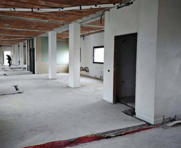 Immobile in asta di 759 m² con più di 5 locali e box auto in vendita a Concamarise - Foto 7