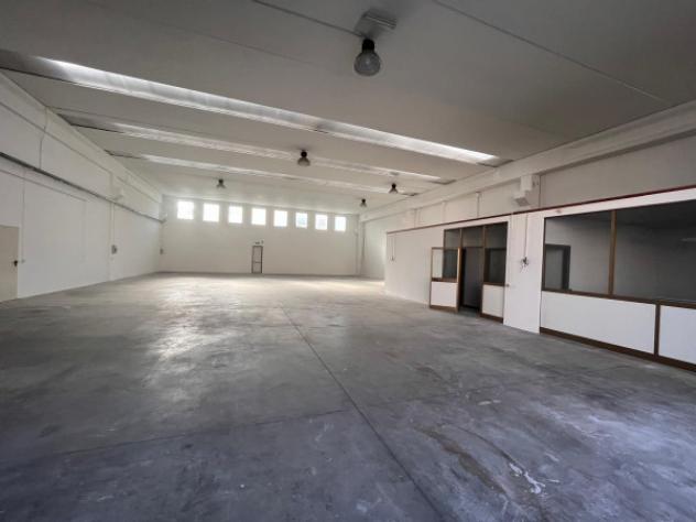 Immobile di 530 m² con 2 locali in affitto a Torbole Casaglia