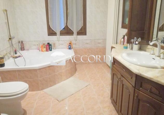 CASA INDIPENDENTE di 7 vani e di 300 mq (FOLLINA) rif. RB58_5 - Foto 8